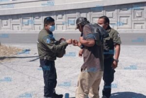 Lo encuentran ‘dormido’ bajo el puente, pero solo era la cruda: paramédicos atienden a hombre en el periférico de Matamoros